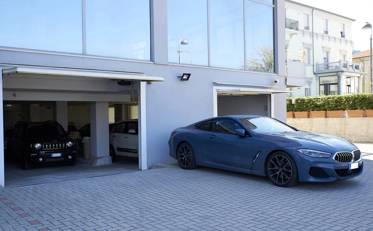 media.Slide-Garage-AliseiPalaceHotel-Rimini